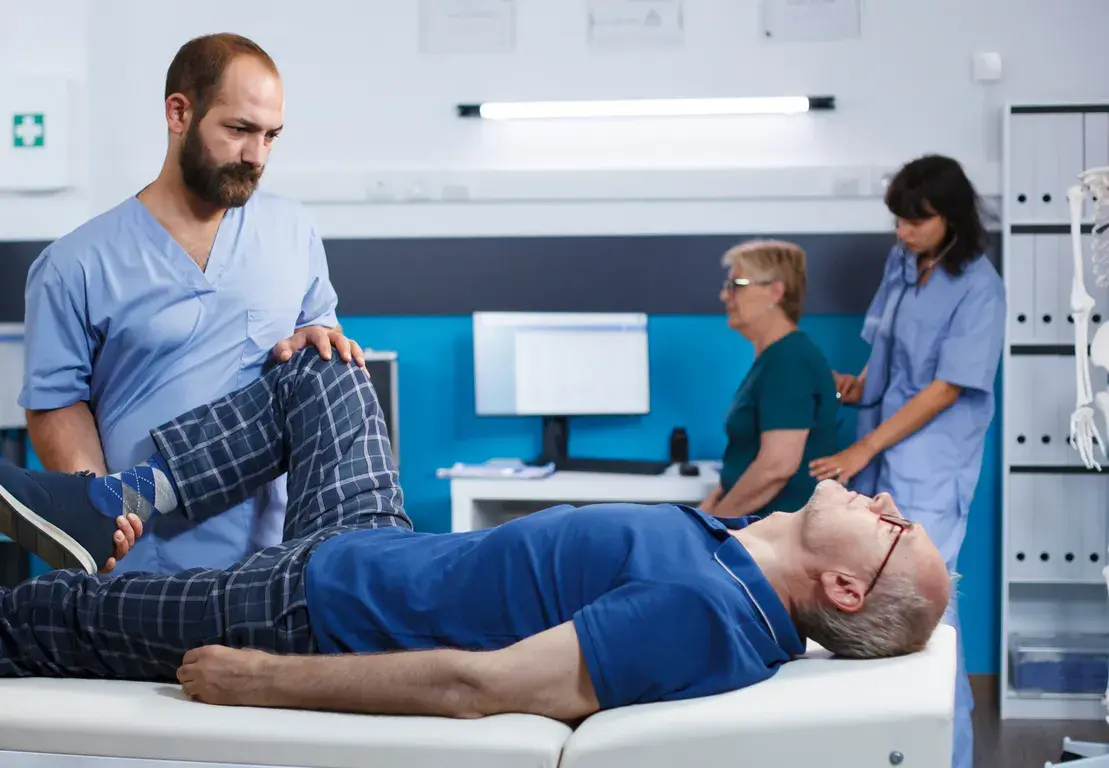 Complete Guide to Knee Replacement: Symptoms, Consultation, Treatment Options & Recovery